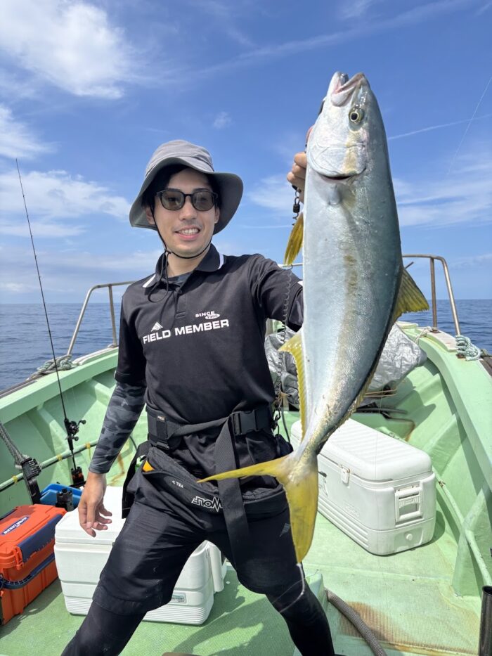 ヒラマサをタイラバで釣る若者