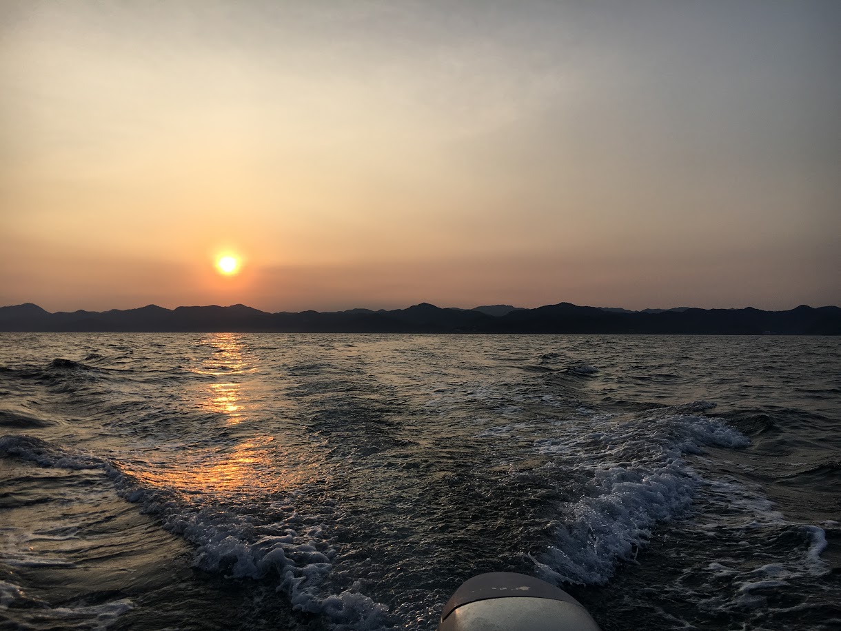 寝屋漁港早朝出港