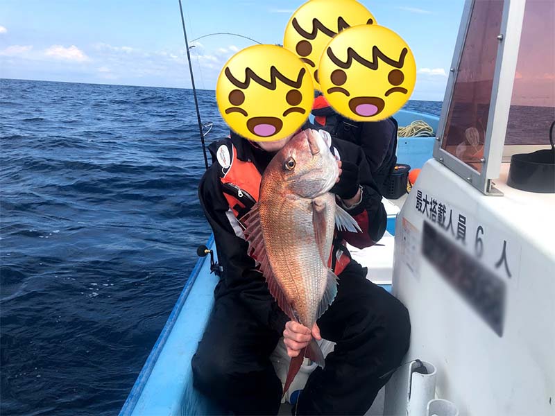 真鯛釣り上げた喜び写真
