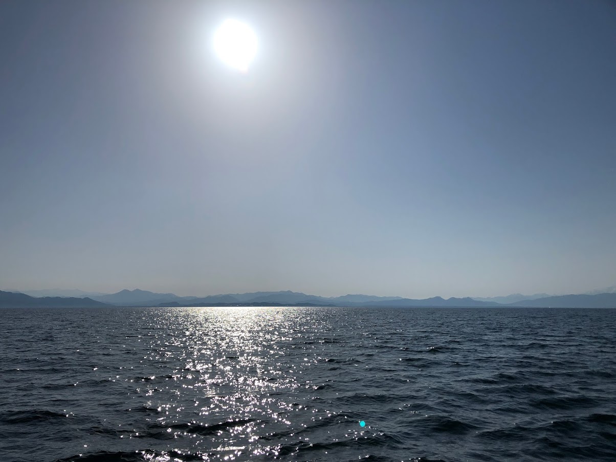 日本海から眺める朝日