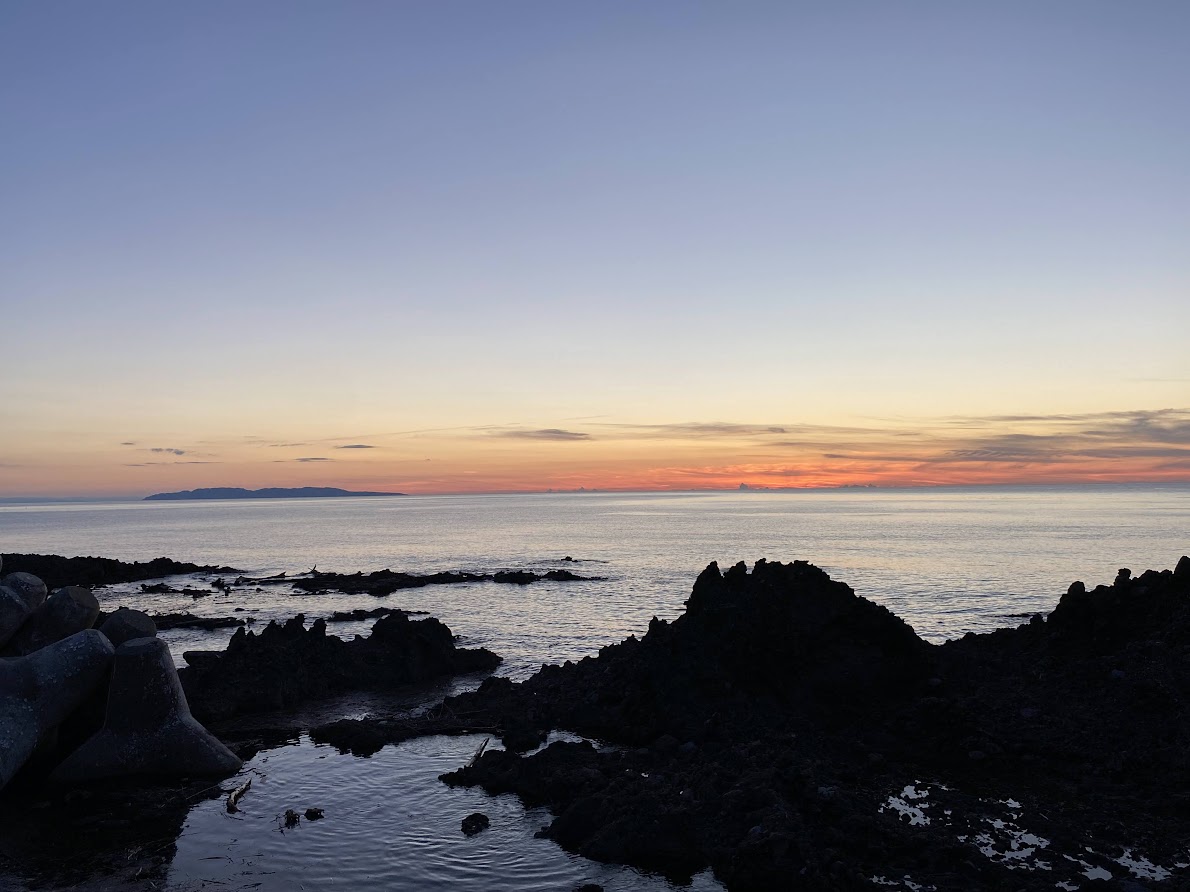日本海粟島に沈む夕日