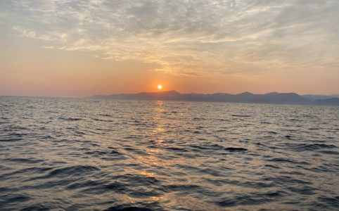 日本海新潟の沿岸から見る朝日