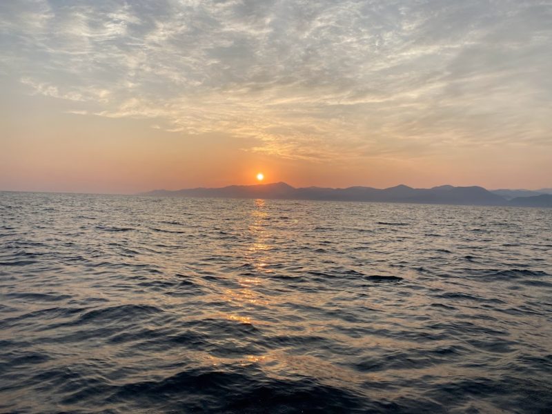 日本海新潟の沿岸から見る朝日