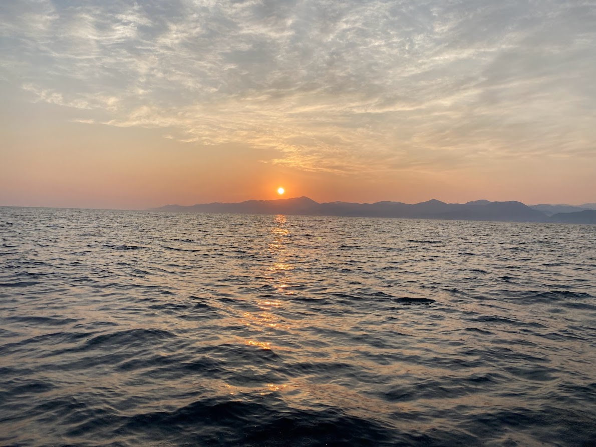 日本海新潟の沿岸から見る朝日
