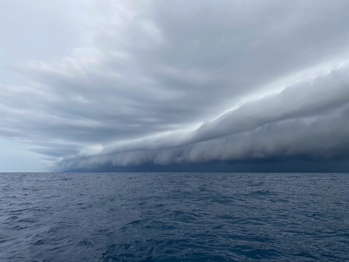 厚くて暗い海上の雨雲