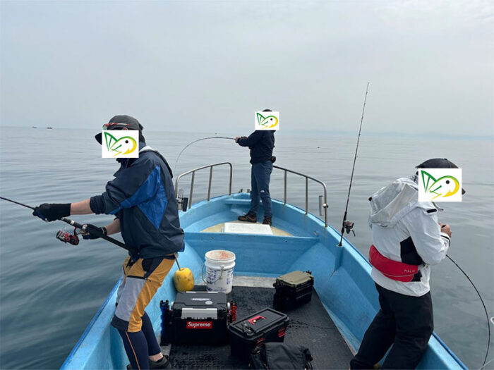 釣り船の乗客が全員同時に魚を釣る