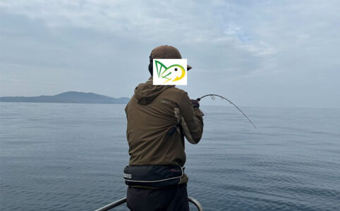 粟島近海で釣りをする釣り船