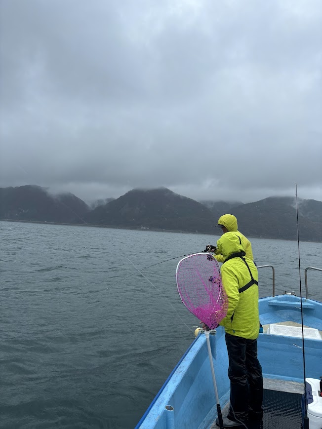 乗り合いの釣り船お客様どうしで仲が良くなる