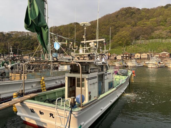 新潟寝屋港夜焚き釣り船昭和丸