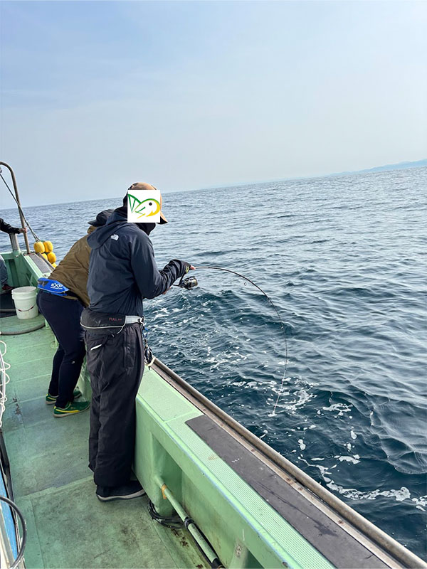 鰤が釣れて長時間ファイト中