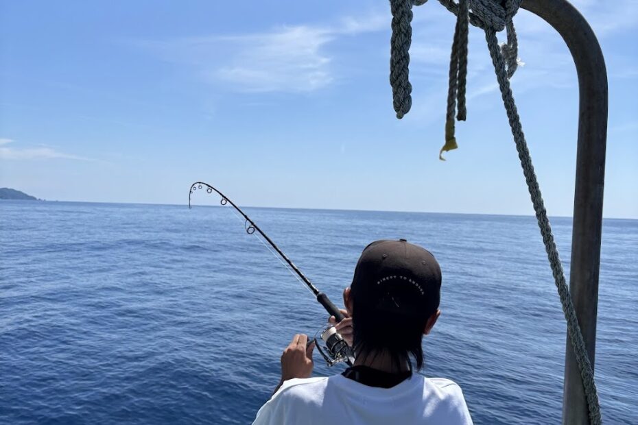 釣り船を楽しむ若者達