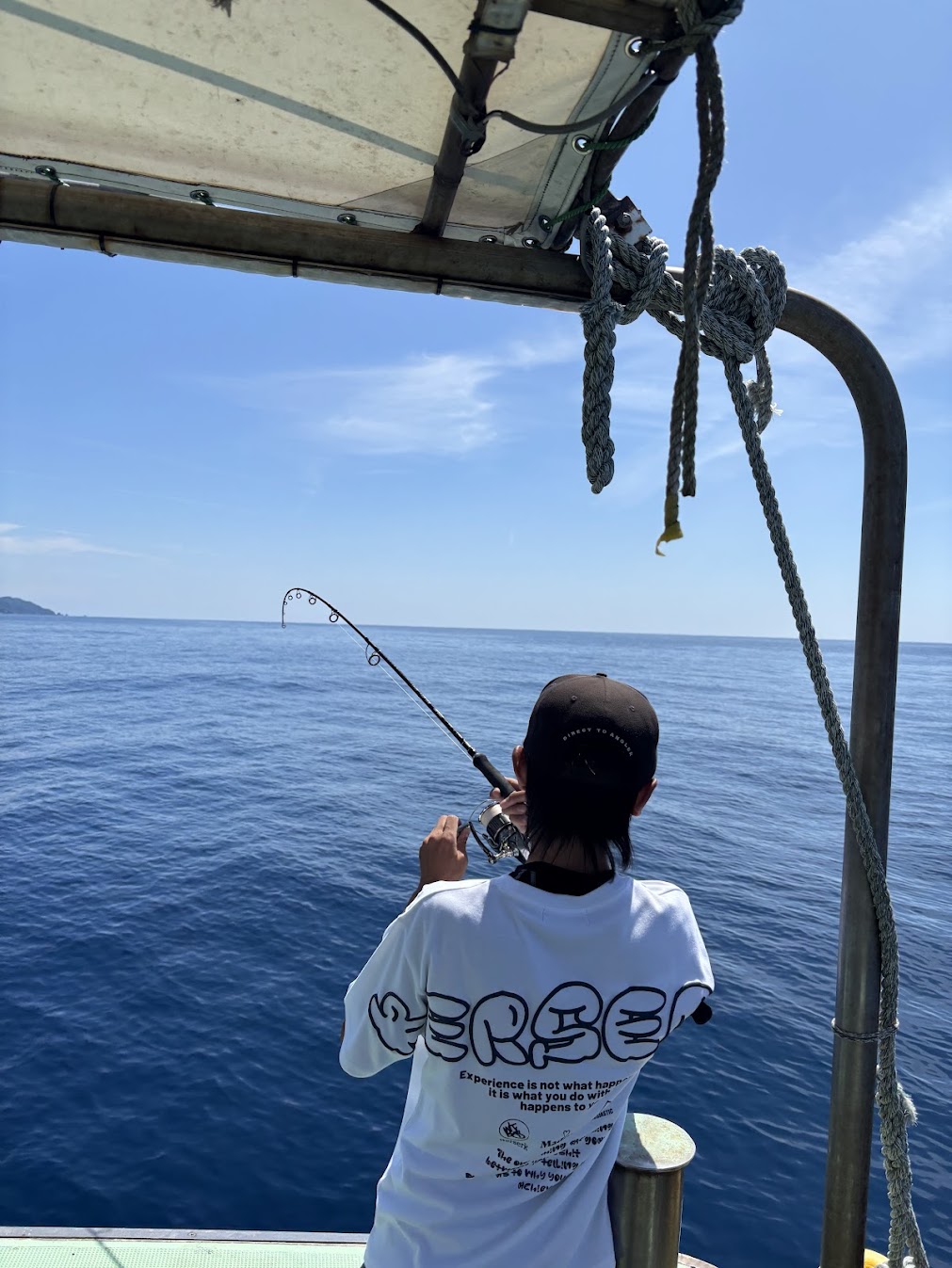釣り船を楽しむ若者達