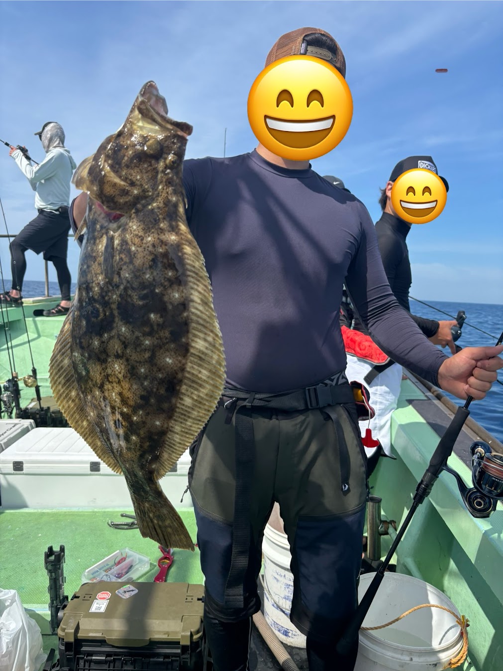 粟島近海の底付近で釣れたヒラメ