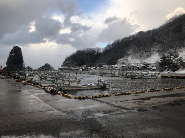 新潟県村上市寝屋漁港の船着き場