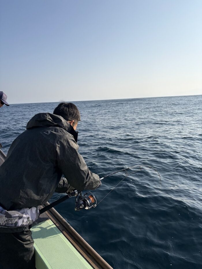 鰤ジギングでファイト中