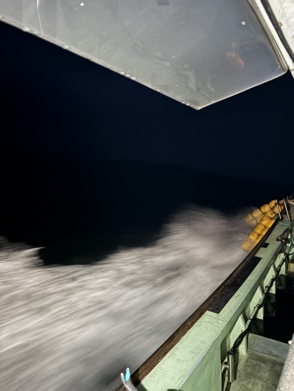 寒ブリジギングで粟島へ向けて出港