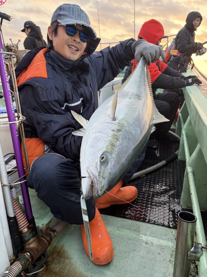 寒ブリを釣り上げたアングラー