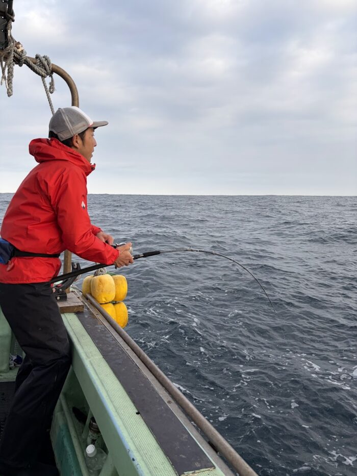 寒ブリと戦うアングラー