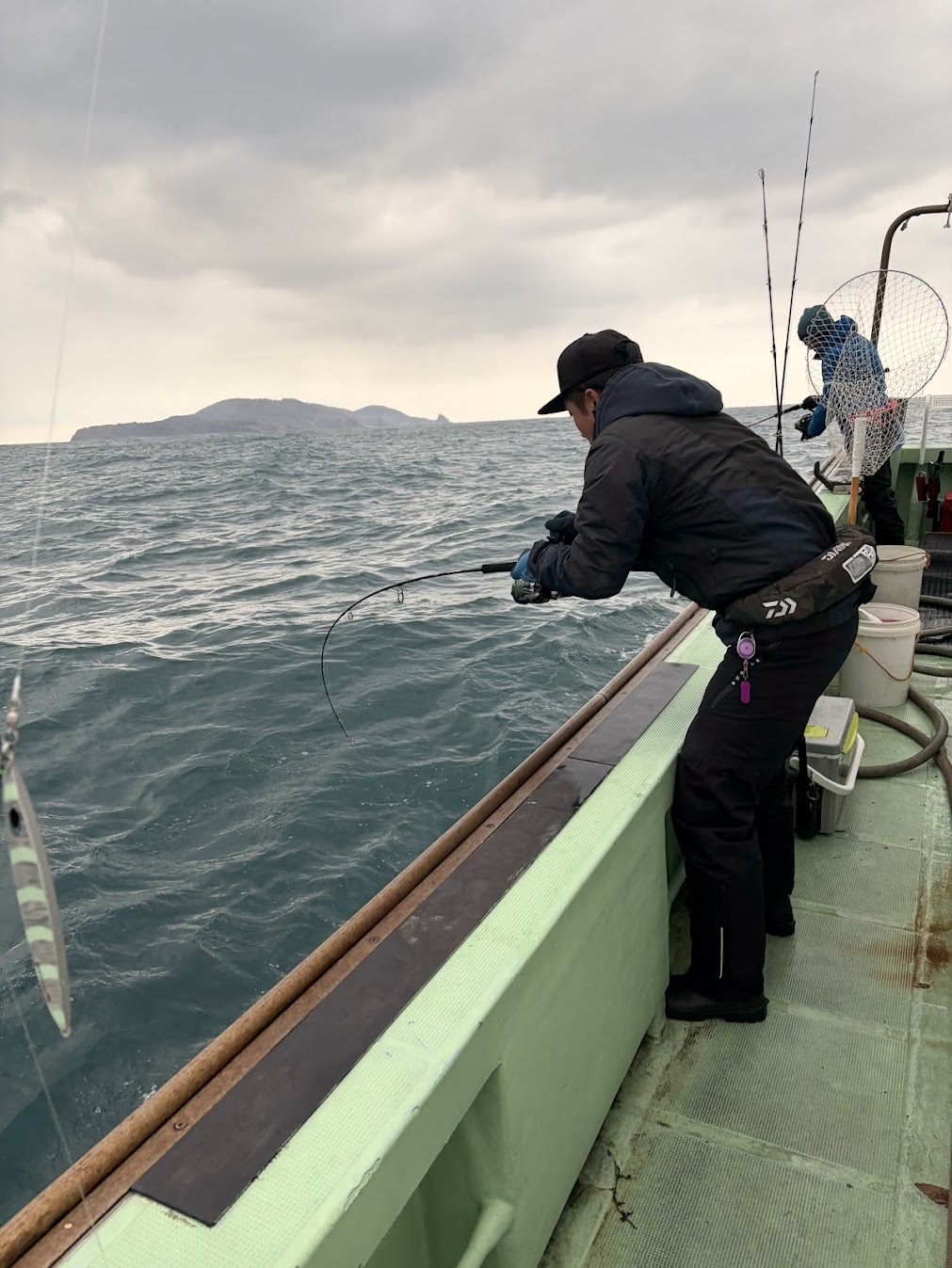 釣り船昭和丸の楽しんでいるお客さんの様子