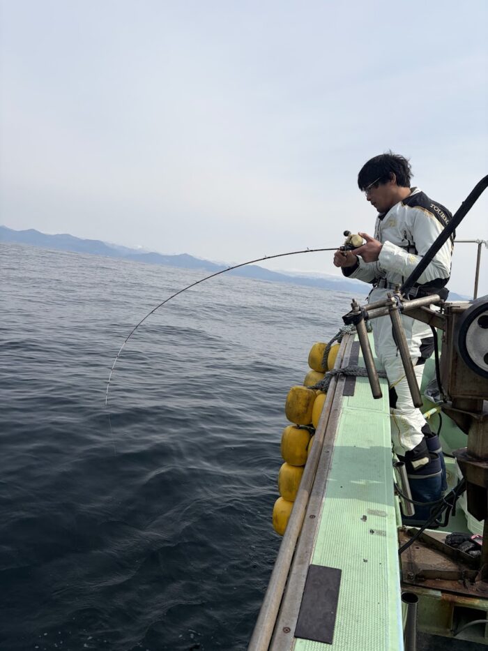 桜鯛と格闘する釣り人