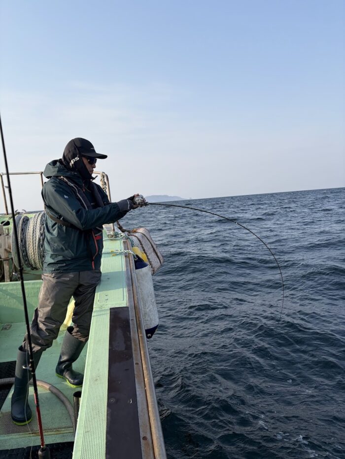 真鯛ジギングでヒットしている釣り船