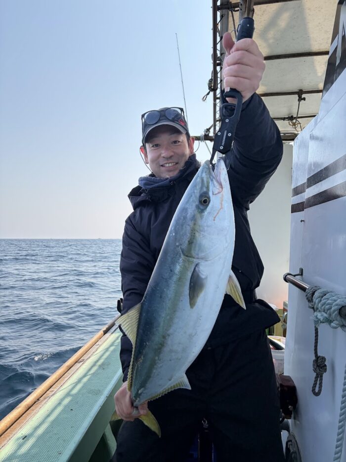 ブリを釣り上げる釣り人