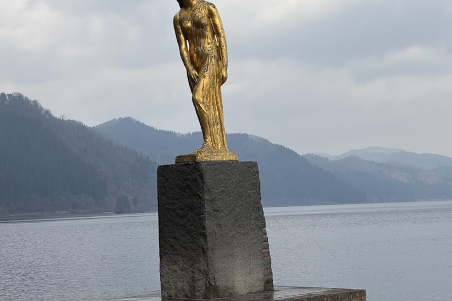 田沢湖たつこ像