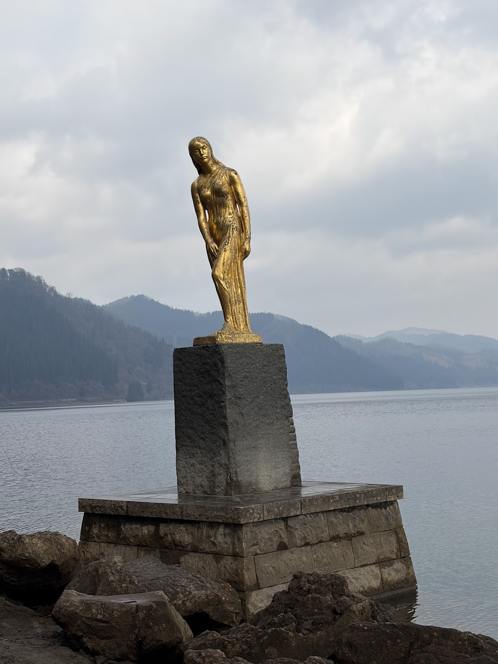 田沢湖たつこ像