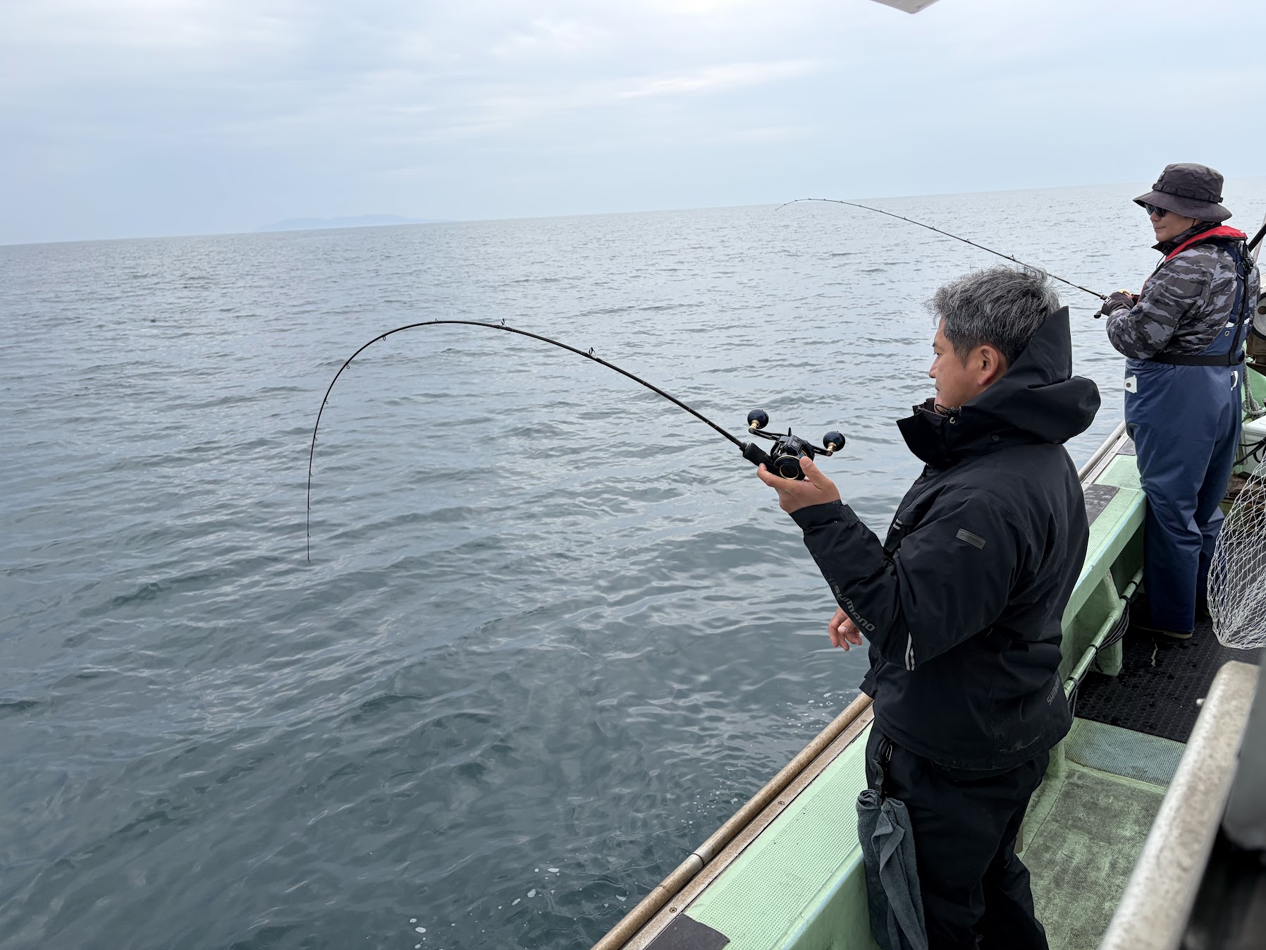 大型の魚がかかるベテラン釣り人