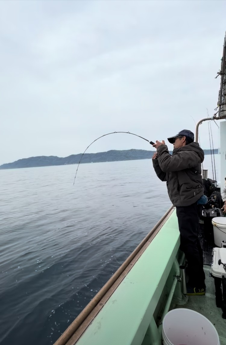 ブリが釣れて大きく竿が曲がる