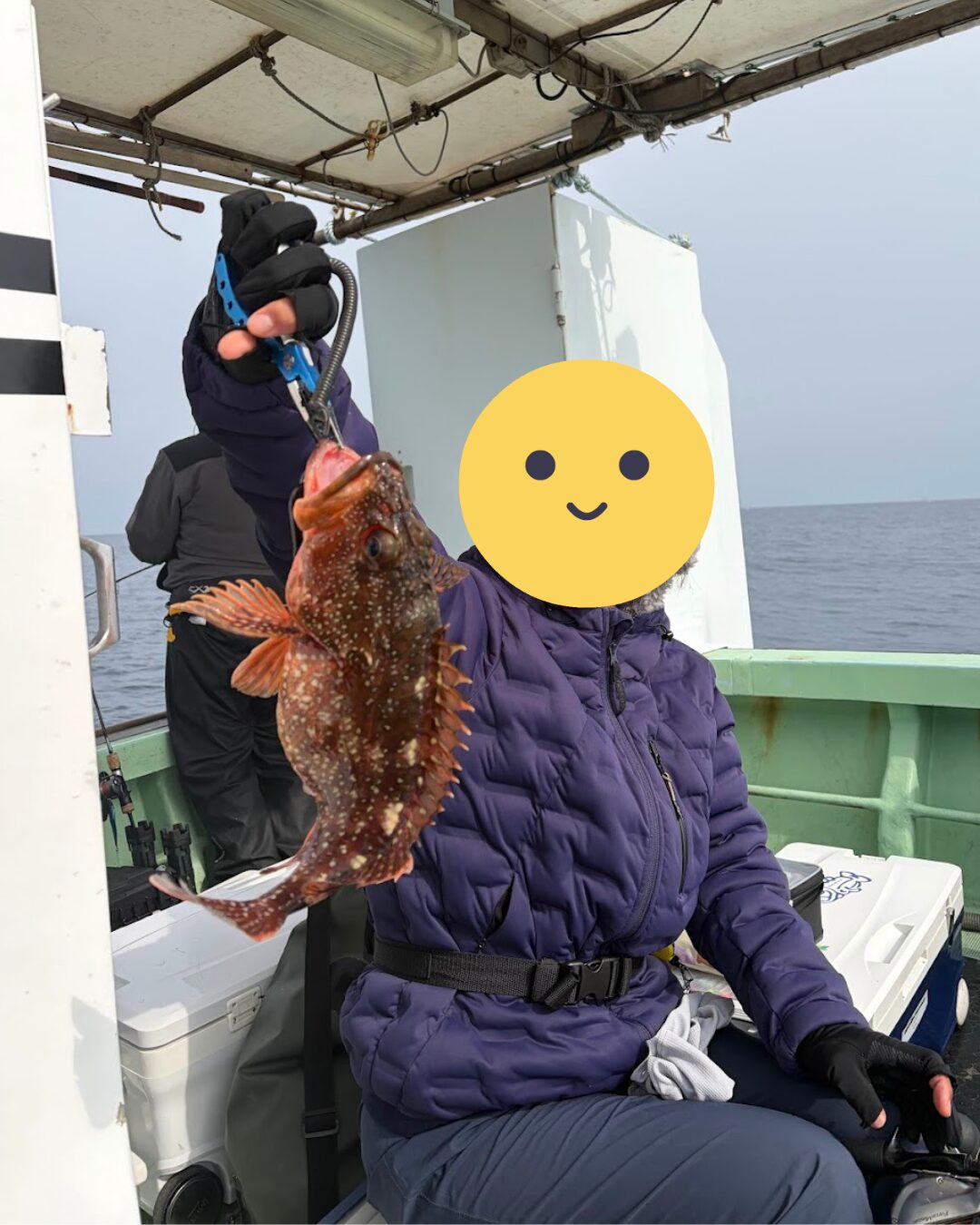 船釣りを楽しむ女性