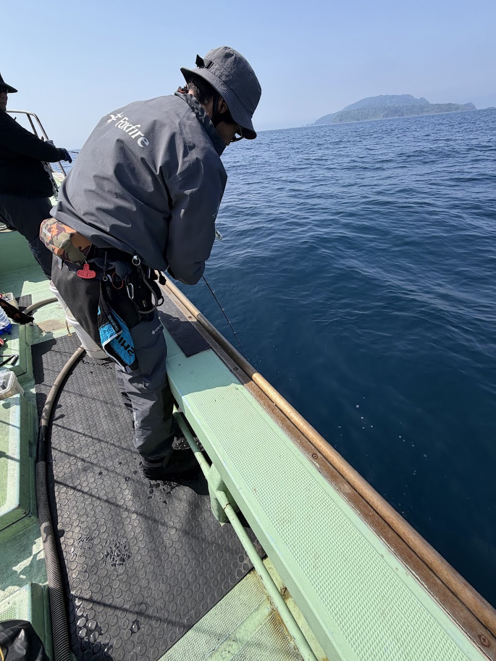 粟島の主である大物が釣り竿にかかる