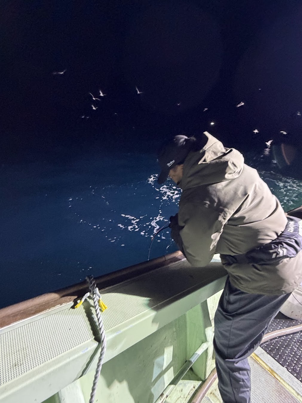 大物と格闘する釣り人
