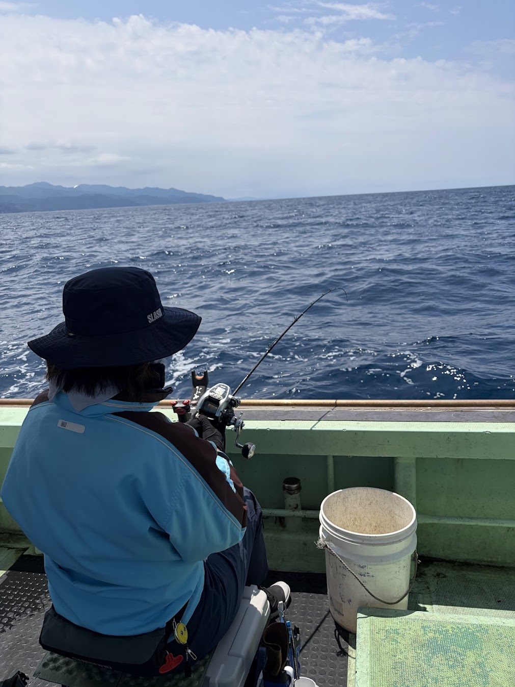 女性の船釣りの釣り人
