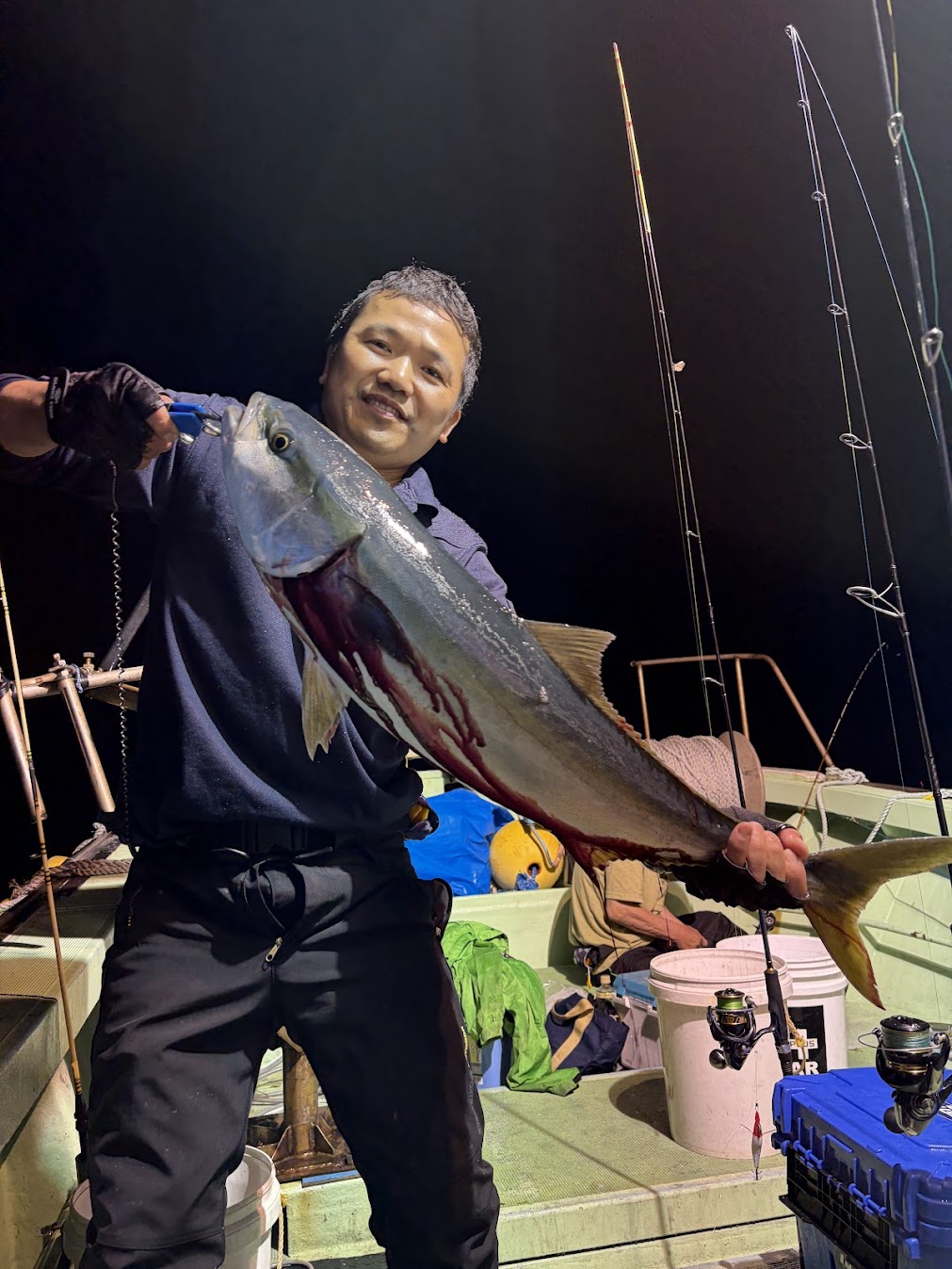 ブリが夜炊きだで釣れた