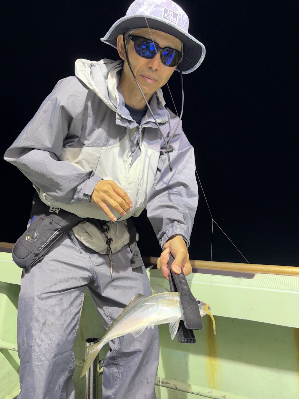 バチコンで次々にアジを釣る釣り人