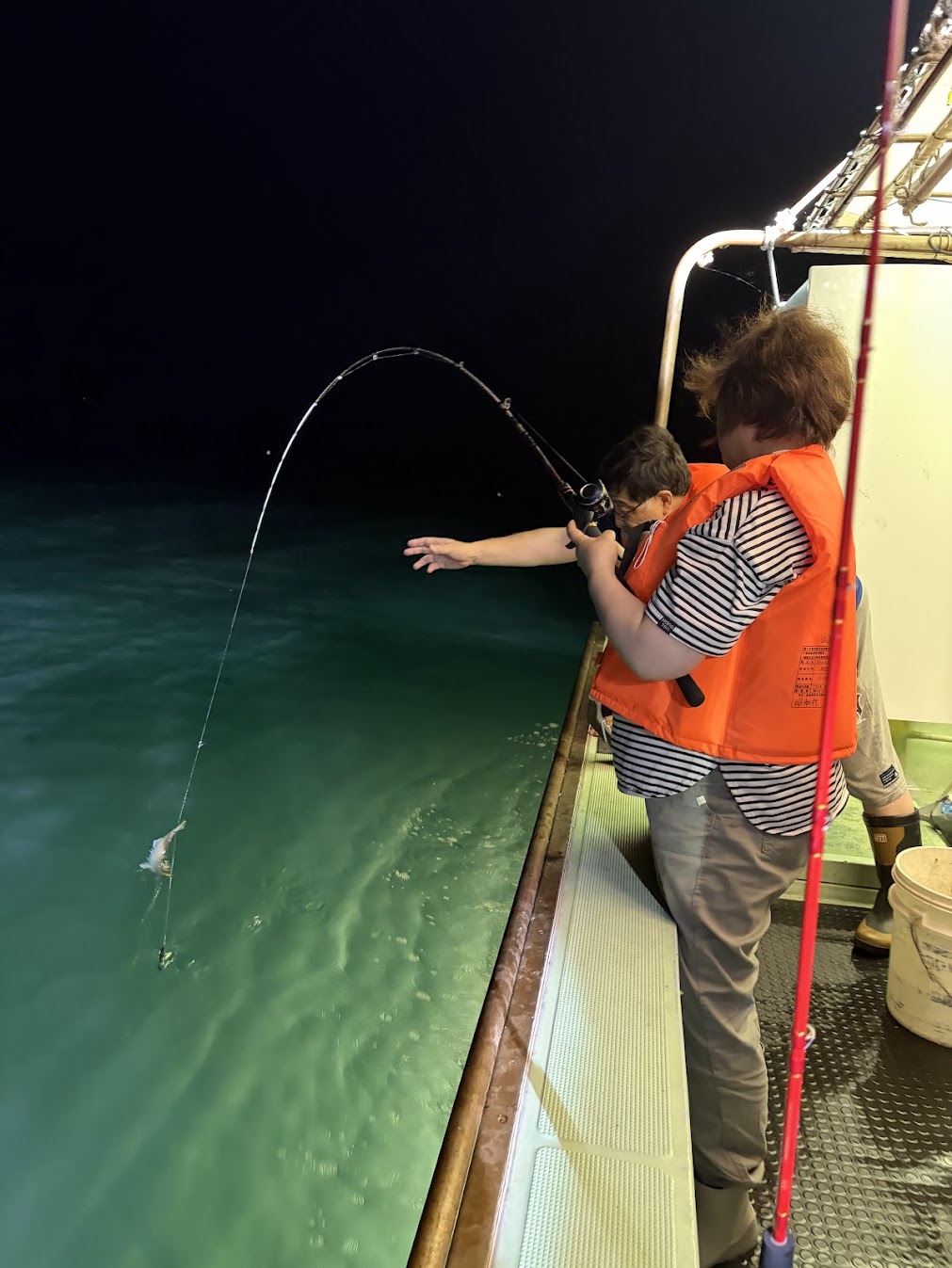 釣り初心者の夫婦が釣り船を楽しむ