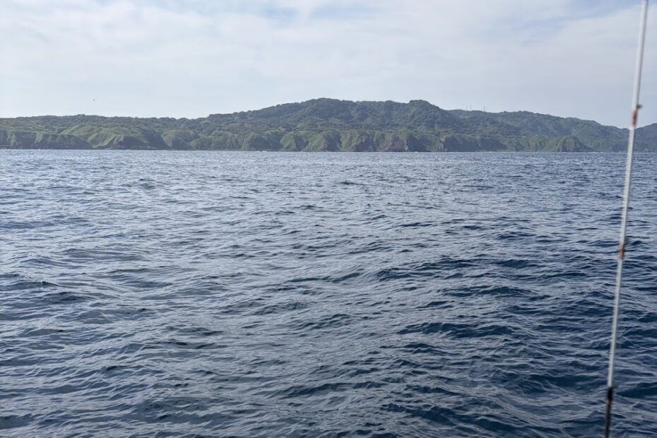 粟島に釣り船で見れる景色
