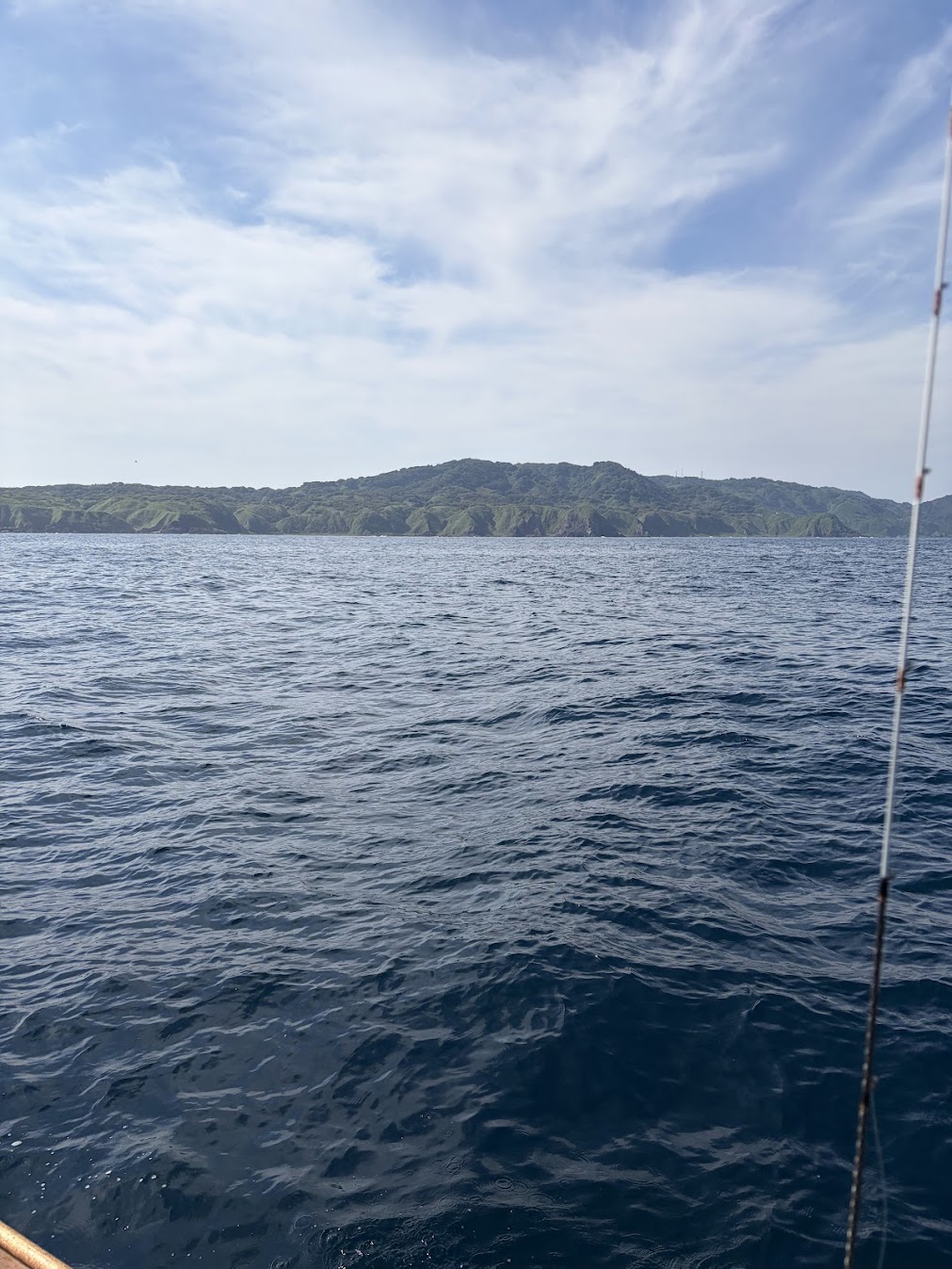 粟島に釣り船で見れる景色